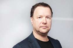 47-річний Ошарін був призначений на посаду заступника керівника департаменту культури Москви в 2018 році. До цього був керівником продюсерського курсу школи-студії МХАТ