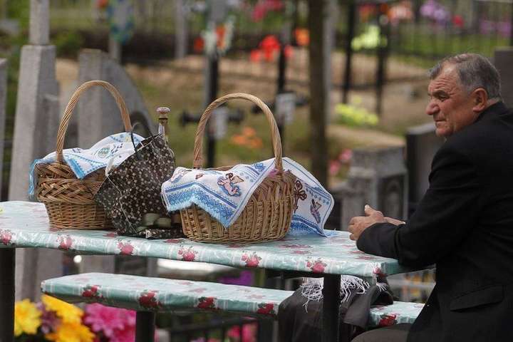 Влада Київщини закрила кладовища та перенесла поминальні дні 