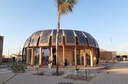 Енергоефективний будинок має сферичний зовнішній каркас, покритий 24 гнучкими сонячними панелями
