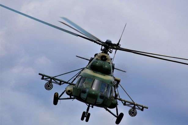 На Київщині вертоліт аварійно сів серед поля
