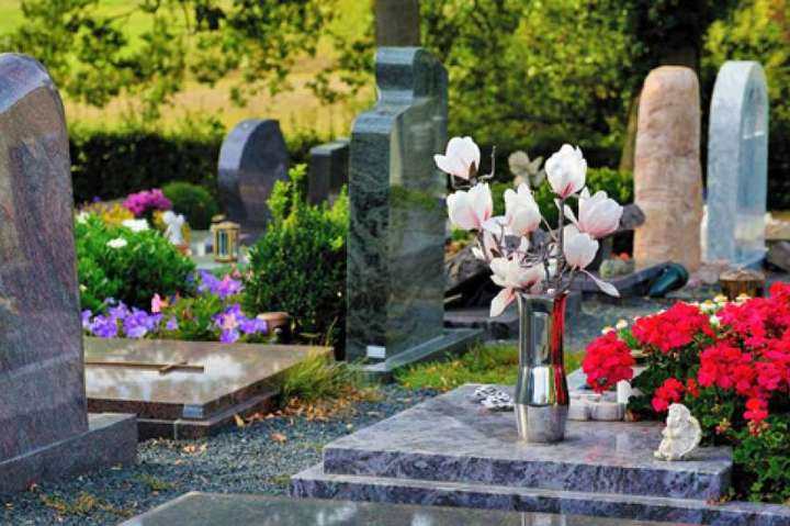 Столична влада закрила кладовища (список)