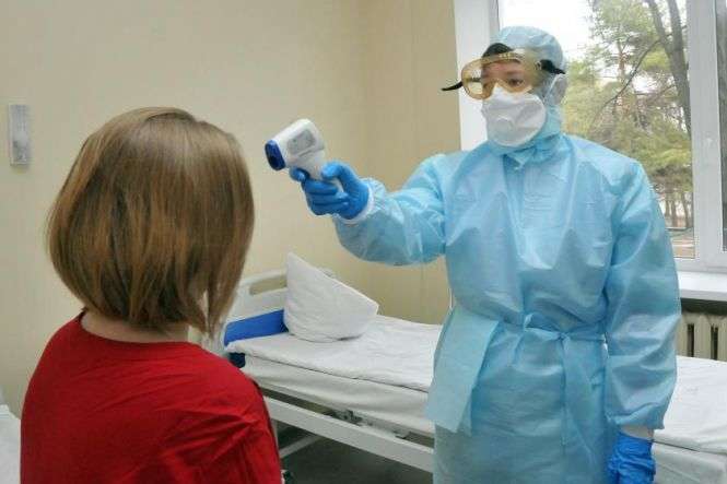 За добу у Києві ще п’ять медиків захворіли на коронавірус