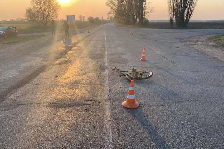Під Києвом вантажівка збила підлітка на велосипеді (фото)
