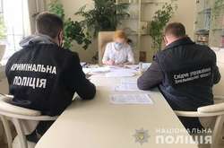 Лікарку перинатального центру Хмельницького поліція підозрює у торгівлі немовлятами
