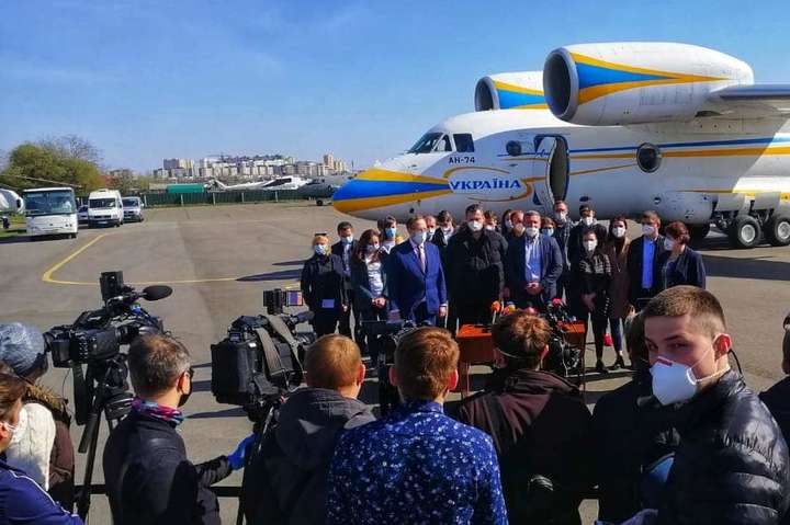 Українські медики повернулися з Італії: перші враження 