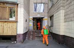 Рятувальники проводять дезінфекційні заходи в під’їздах, ліфтах та сходових клітках будинків