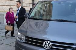 Меркель через коронавірус пересіла до старого мінівену Volkswagen (фото)