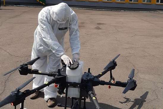 Один из заводов Киева начали дезинфицировать с помощью дронов (видео)