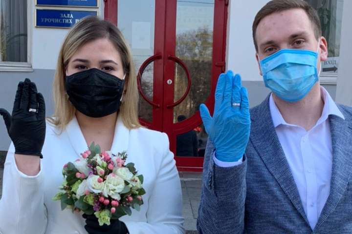 У масках і гумових рукавичках: як і скільки пар одружилося в Києві під час карантину (фото)