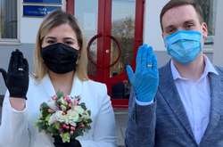У масках і гумових рукавичках: як і скільки пар одружилося в Києві під час карантину (фото)