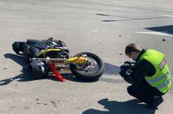 Після зіткнення з автівкою мотоцикліст врізався у дорожній знак