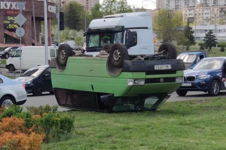 У Києві мікроавтобус перекинувся на дах (фото)