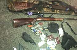 Слідчі вилучили дві рушниці, набої до них і ніж