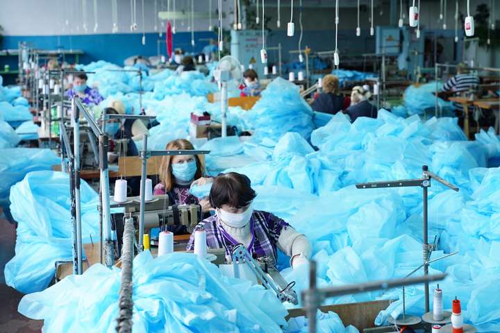 У працівників вінницької фабрики, яка шиє захисні костюми для медиків, виявили коронавірус 