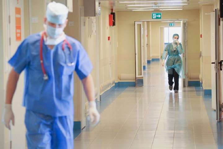 Медики, работающие в Киеве с больными Covid-19, получили доплату