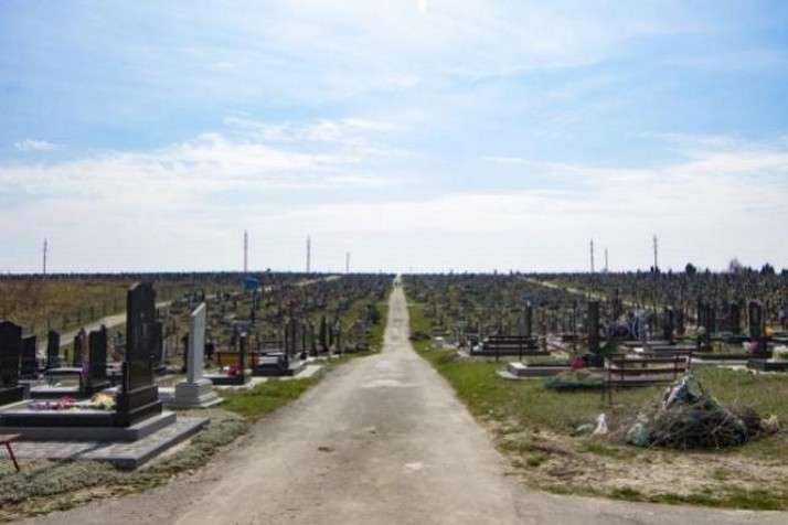 У Рівному пенсіонерка застрягла на паркані, намагаючись потрапити на кладовище