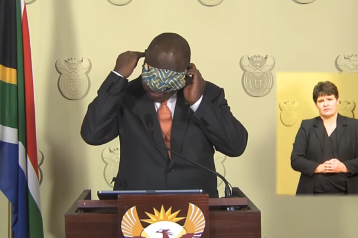 Президент ПАР осоромився в прямому ефірі з захисною маскою