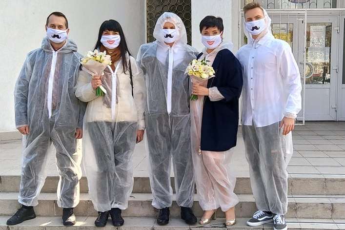 У масках і спеціальних костюмах: українська спортивна пара відгуляла весілля в умовах карантину (фото)
