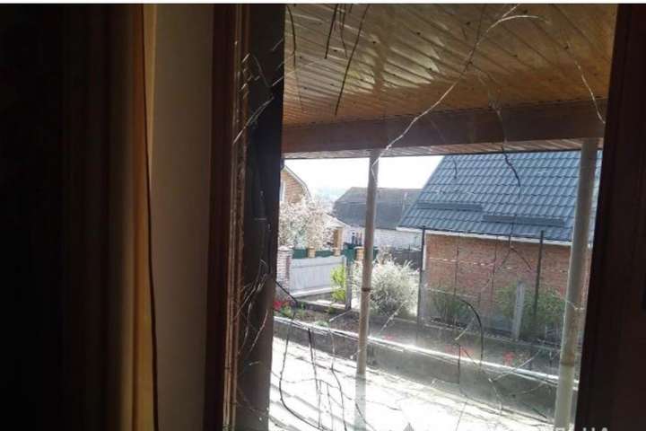 На Київщині розбили вікна в будинку журналіста, відкрито провадження