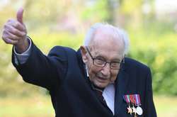 99-летний капитан Мур вместе с музыкантом Майклом Боллом спел кавер на композицию You Never Never Walk Alone