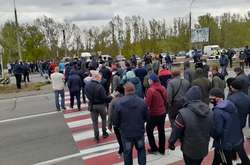 Учасники акції ходять по пішохідному переходу безперервно, тим самим перешкоджаючи руху транспорту