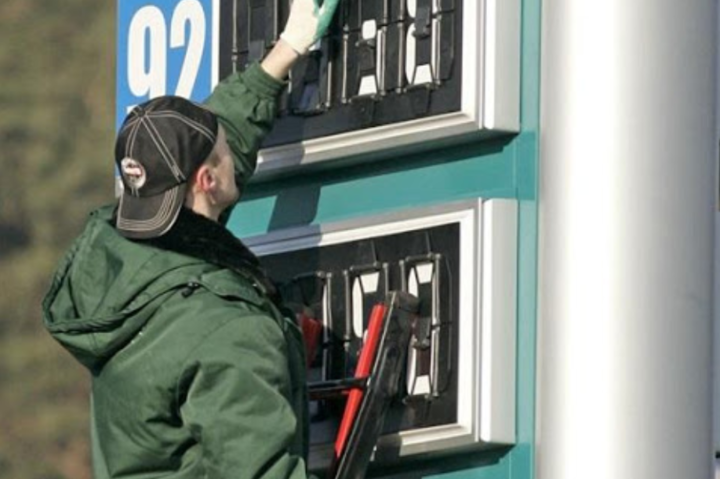 Вартість бензину на українських заправках може впасти до 16 грн за літр, - аналітик
