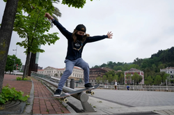 Іспанським дітям після шести тижнів ізоляції дозволили гуляти на вулиці