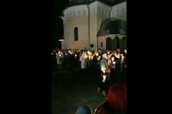 У Великодню ніч в одному з храмів Московської церкви в Україні у селищі Красноїльськ Сторожинецького району влаштували хресну ходу