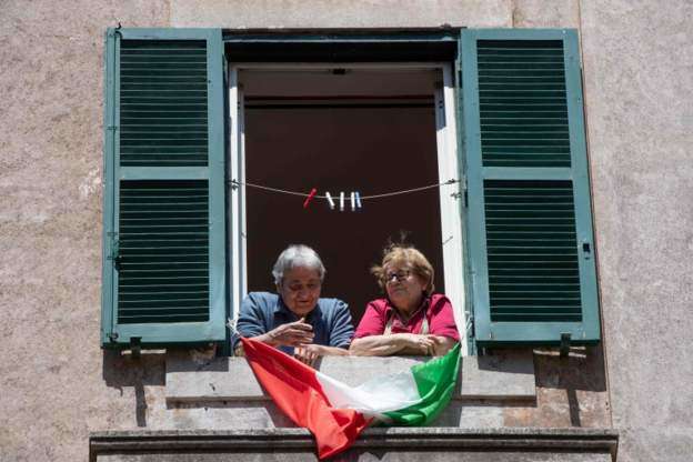 Італійці відзначили співами з вікон 75-ту річницю визволення країни: відео