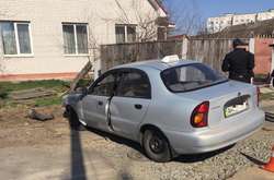 На Київщині водій під наркотиками тікав від поліції та в’їхав у паркан (фото)