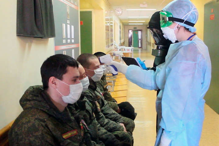 Почти 900 военных РФ заразились Covid-19