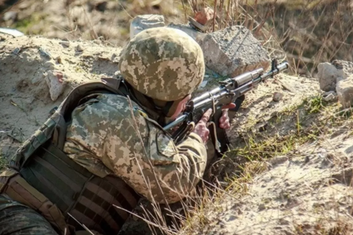 На Донбасі двоє військових дістали поранення - під Кримським і Південним (мапа боїв)