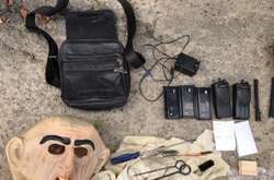 Під час обшуку правоохоронці виявили маски, зброю, перуки, радіостанції та ін.