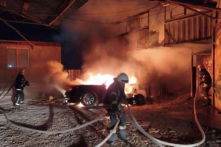Вночі у Києві згоріли автомобілі в гаражному кооперативі (фото)