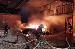 Вогонь з автомобіля перекинувся на будівлю