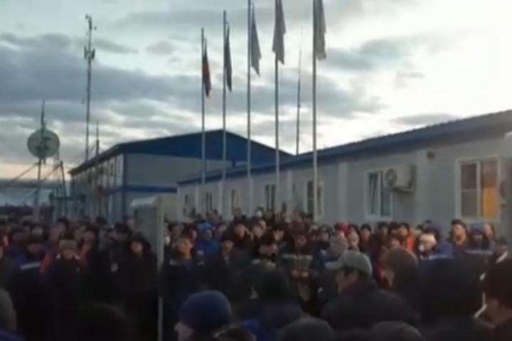 «Кормят комбикормом и держат, как свиней». Работники «Газпрома» вышли на забастовку