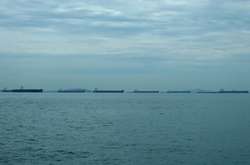 Нефтетанкеры образовали в океане гигантсткую пробку