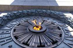 Карантин і вандали в парку: невідомі закидали сміттям Вічний вогонь у Києві (фото)