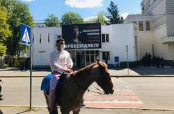  Валентин Бур'янов був одягнений у маску, мвітлий одяг і верхи на коні 