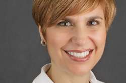 Провідний лікар невідкладної допомоги манхеттенської лікарні Лорна Брін.
  