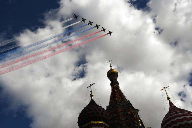 «Побєдобєсіє»: Путін пообіцяв авіапарад і салюти на 9 травня