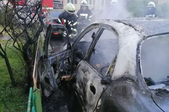 У Києві під час гасіння пожежі в автівці рятувальники виявили тіло людини (фото)