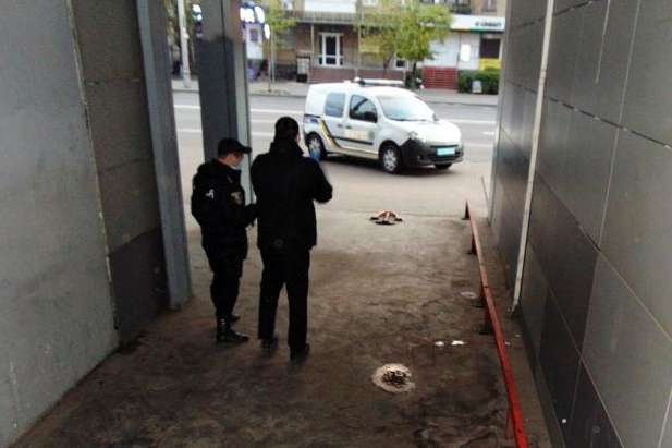 Побили й розпилили газ: посеред вулиці в Києві двоє молодиків пограбували чоловіка (фото)