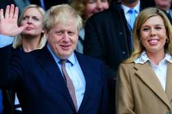 Наприкінці лютого пара оголосила про вагітність Саймондс та заручини