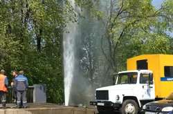 На мосту поблизу залізничного вокзалу в Києві забив фонтан (фото)