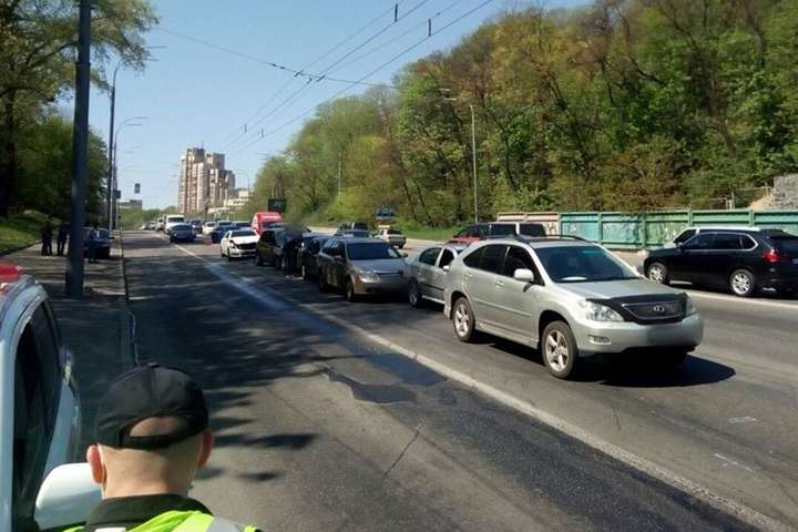 На бульварі Дружби народів у Києві зіткнулися сім автівок (відео)