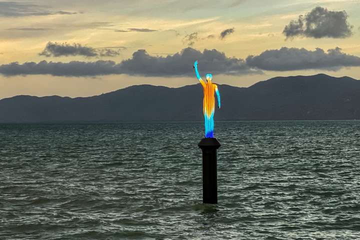 В океані біля Австралії встановили статую на сонячних панелях, яка інформує про зміну температури води