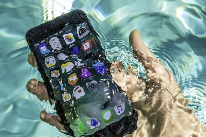 В России школьница решила зарядить телефон в ванне и погибла