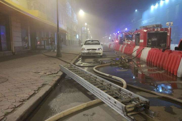 У центрі Києва спалахнув зачинений на карантин заклад
