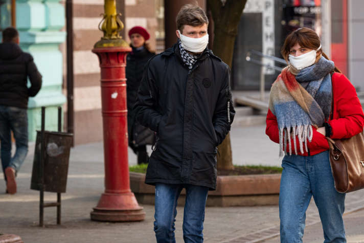 Де потрібно носити маски: в уряді перерахували «громадські місця»